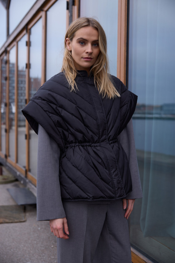 Heartmade Bila Cape, Sort